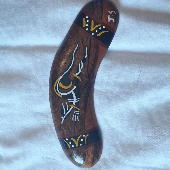 Mini brown kangaroo teddy with baby in  pouch and mini handcrafted boomerang set - Picture 5 of 7